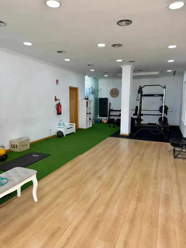 Interior do Maria Studio Cartaxo, com zona de treino, equipamento e pavimento em madeira